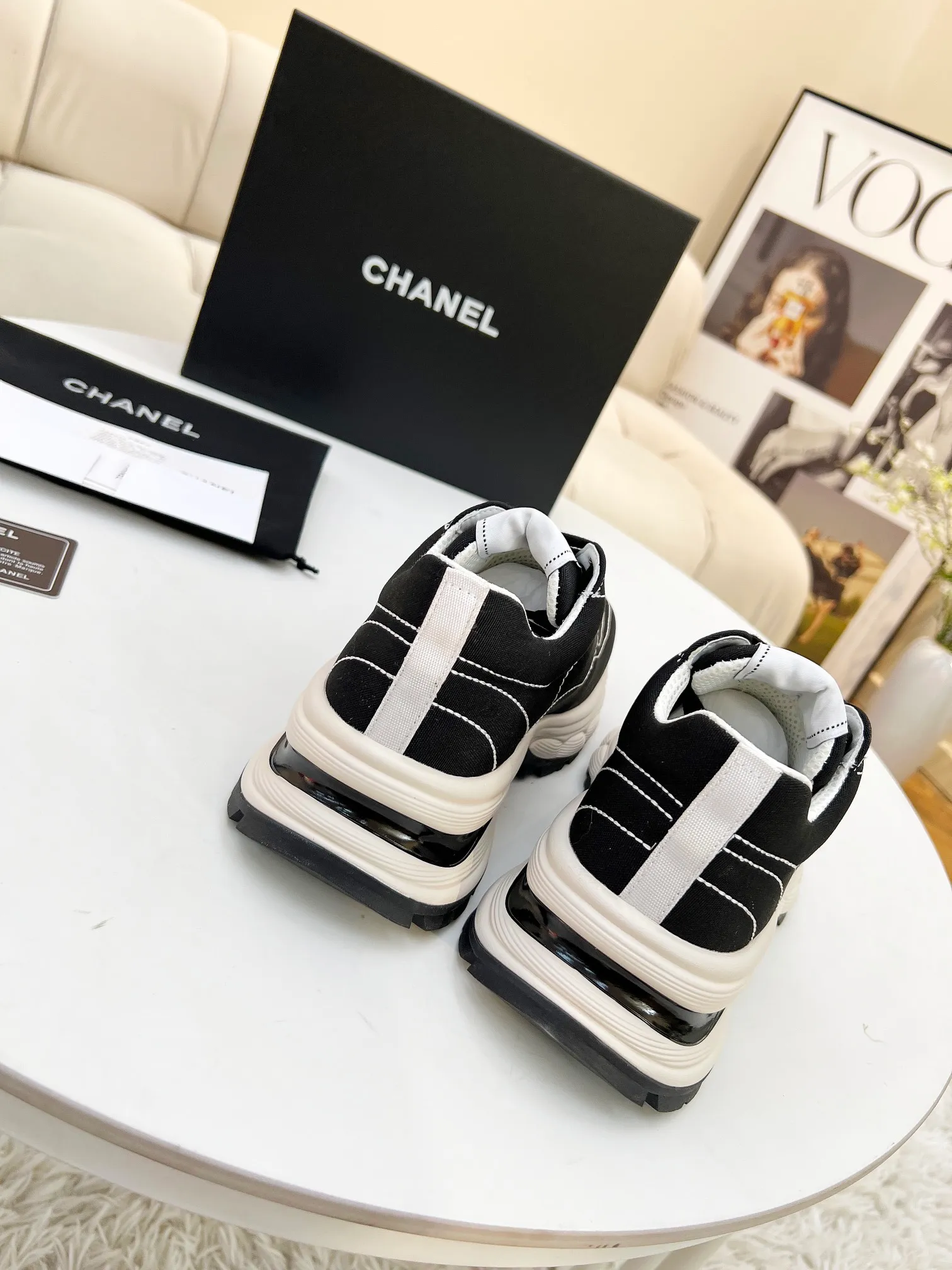 👟👟Ex-factory price 500👟👟 Cloth CHANEL 25C new casual shoes for early spring vacation. A pair of comfortable shoes can reduce the fatigue on your feet. The new style is very versatile, whether it is daily wear or a sister party. It can be easily used for commuting in the workplace, outdoor sports and various occasions. It can increase the height, straighten the legs, modify the shape of the feet, is comfortable and comfortable without rubbing the feet, and has good breathability. It can also be worn in summer. Office workers can also easily own it when wearing it. The fabric is pebbled cowhide + plaid pad to show off sheepskin. The original open-molded rubber foam outsole! size: 35-40 (41 customized, non-refundable and non-exchangeable)